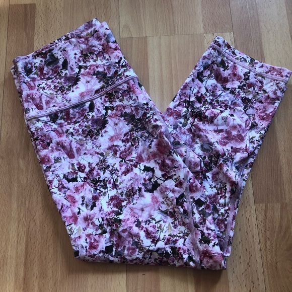LuluLemon Wunder Under in Blossom Spritz Multi - Picture 1 of 2